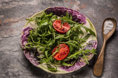 Taze salata domates ve karışık yeşillik (roka, mesclun, mache
