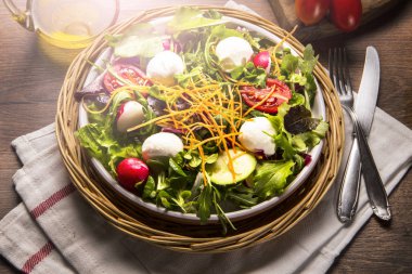 Taze salata domates ve karışık yeşillik (roka, mesclun, mache