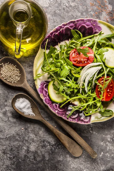 Frische Salattomaten und gemischtes Gemüse (Rucola, Mesclun, Maché) — Stockfoto
