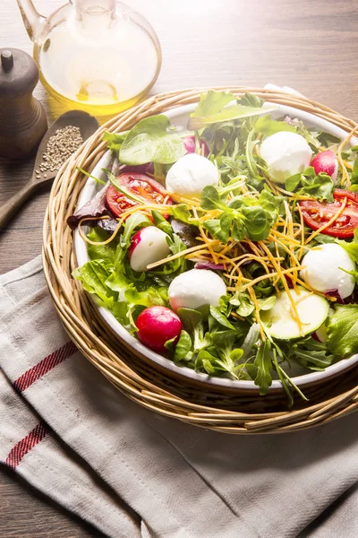 Pomodori d'insalata freschi e verdi misti (rucola, mesclun, mache — Foto Stock