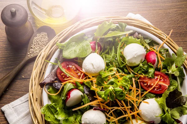 Fräsch sallad tomater och blandade gröna (ruccola, mesclun, mache — Stockfoto