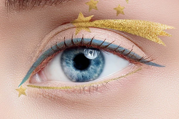 Женский глаз с красивым макияжем — стоковое фото