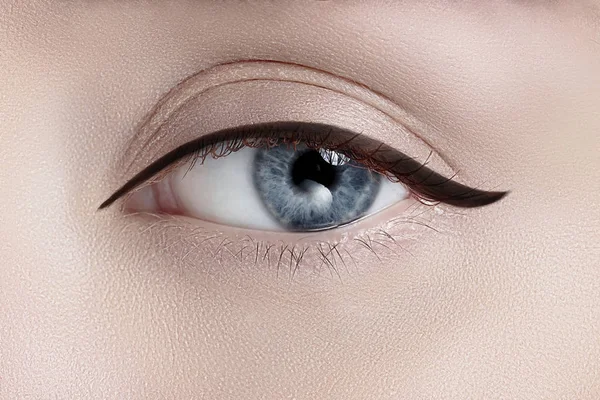 Woman eye with beautiful makeup — Stock Photo, Image