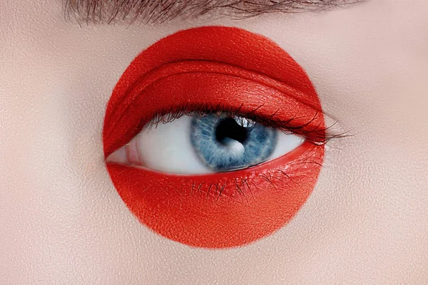 Woman eye with beautiful makeup — Stock Photo, Image