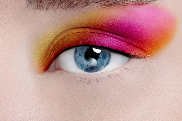 Woman eye with beautiful makeup — Stock Photo, Image