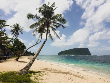 İle pastoral sahil kum ve mavi gökyüzü arka plan avucunda temizleyin