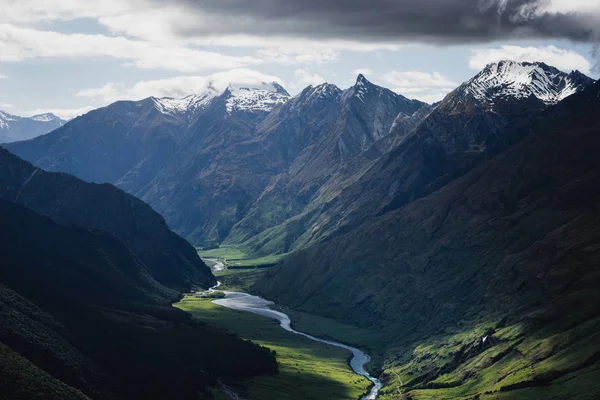 Landschaft Mit Hohen Bergen Gewundenen Fluss Durch Grüne Wiesen Und — Stockfoto