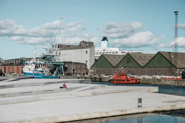 码头港口起重机附近的货船 — 图库照片