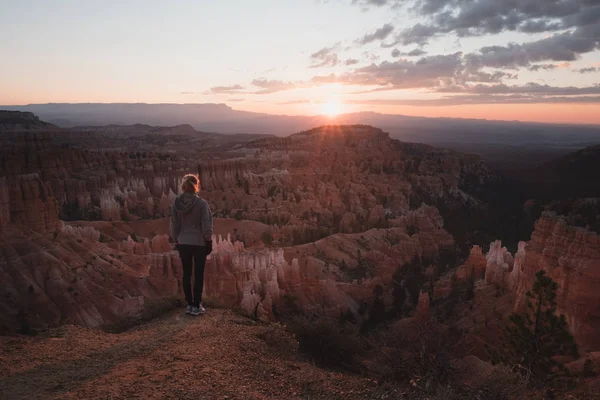 Bryce Canyon Usa Woman Backpack Contemplating Amazing Alpine Landscape Sunset — Stock Photo, Image