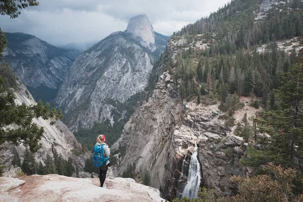 Yosemitský Národní Park Usa Žena Batohem Uvažuje Úžasné Alpské Krajiny — Stock fotografie
