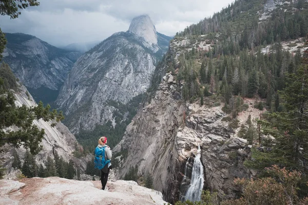 Yosemite Milli Parkı, ABD: kadın inanılmaz Alp yatay geçiş sırt çantası ile