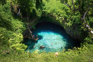 temiz mavi su birikintisi Samoa Adası tropik ormanda içerisinde yeşil ağaçlar