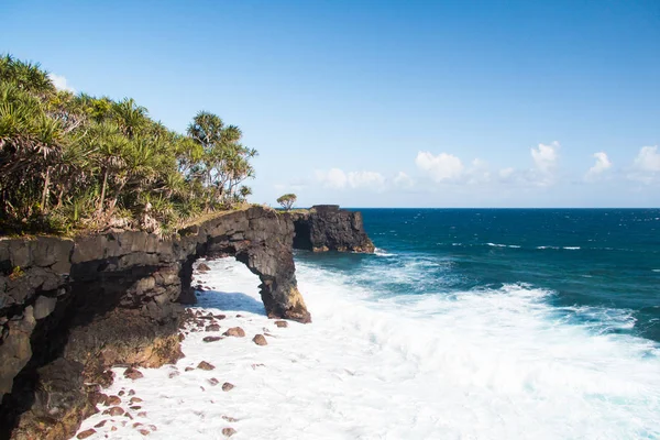 Costa Lava Dramática Com Arcos Rochosos Cobertos Vegetação Ilha Tropical — Fotografia de Stock