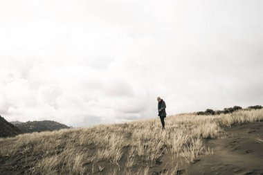 Mount Aspiring milli park ile yürüyen genç kadın.