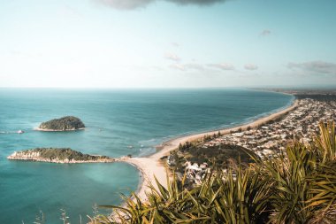 Mount Maunganui Yarımadası kumsalları ile güneşli havalarda havadan görünümü.