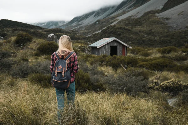 Girl Standing Front Wooden Cabin New Zealand Mountains — Stock Photo, Image