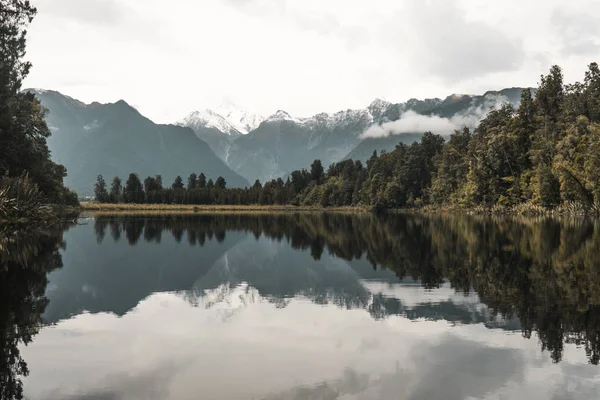 Bergreflexion Und Bäume See Matheson Neuseeland — Stockfoto