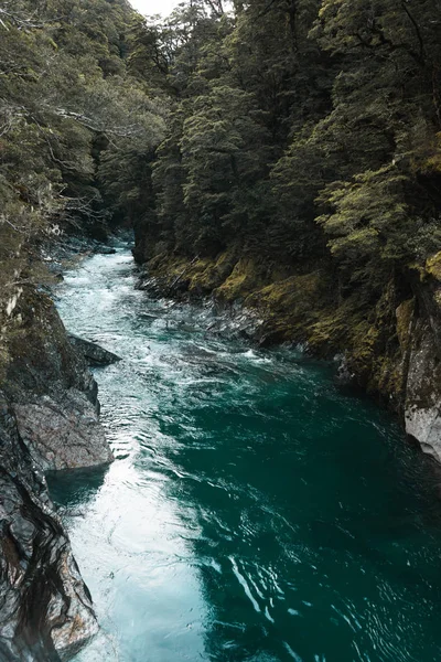 Blick Auf Den Schnellen Fluss Der Zwischen Bergen Fließt — Stockfoto