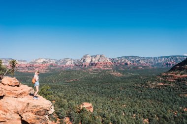 Genç kadın manzaranın Vadisi üzerinde Büyük Kanyon, Arizona, ABD.