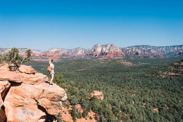 Mujer Joven Admirando Vista Sobre Valle Gran Cañón Arizona — Foto de Stock