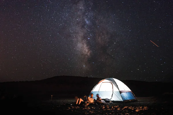 Schönes Paar Sitzt Der Nähe Zelt Der Nacht Über Dem — Stockfoto