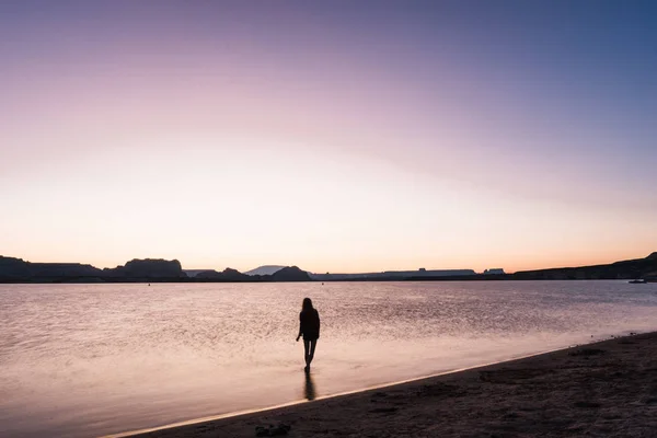 Woman Walking Beach Sunset — Stock Photo, Image