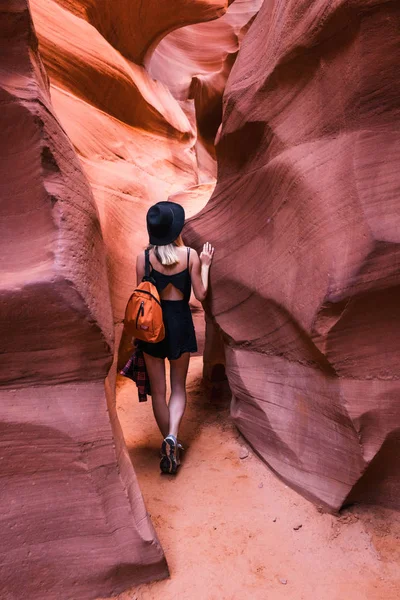 Leuke Vrouw Zwarte Hoed Jurk Prachtige Antelope Canyon Arizona Usa — Stockfoto