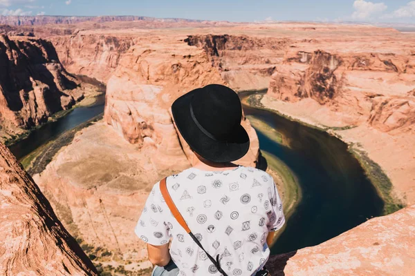 Молодой Человек Великолепным Видом Horseshoe Bend Аризона Сша — стоковое фото