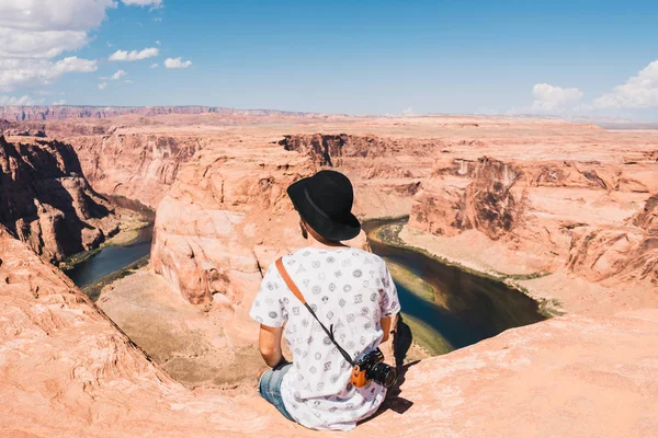 Молодой Человек Великолепным Видом Horseshoe Bend Гранд Каньон Аризона Сша — стоковое фото