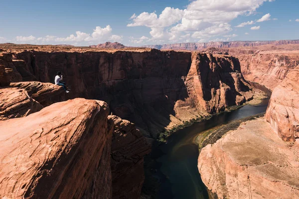 Büyük Kanyon, Arizona, ABD muhteşem manzaralı dağın zirvesinde genç adam.