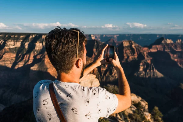 Man Take Photo Grand Canyon Blue Sky Arizona Usa — Stock Photo, Image