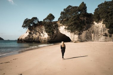 genç kadın ve rocky Dağları'nın muhteşem manzaralı tropikal Seaside fotoğraf