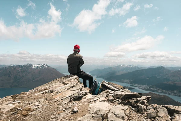 Junger Mann Mit Rotem Hut Mit Herrlichem Blick Auf Den — Stockfoto