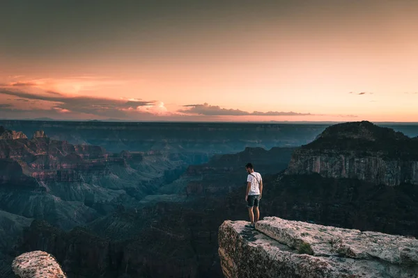 Büyük Kanyon, Arizona, ABD rocky Dağları'nın muhteşem manzaralı genç adam.