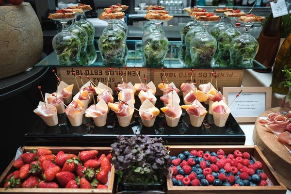 Saboroso Buffet Luxo Simétrico Comida Saudável Salada Frutas — Fotografia de Stock