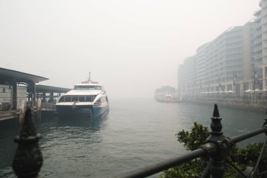 Sydney, Avustralya - 12 / 10 / 2019: Sydney limanı orman yangınlarından kaynaklanan beyaz yoğun dumanla kaplandı