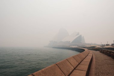 Sydney, Avustralya - 12, 10, 2019: Sydney opera binası çalılıkların yoğun dumanlarıyla kaplı