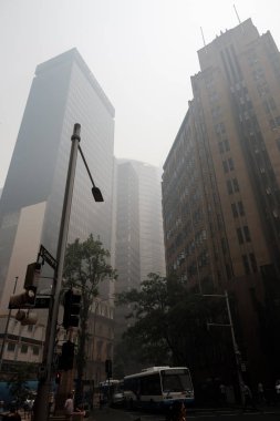 Sydney, Avustralya - 12 / 10 / 2019: Sydney Cbd 'deki gökdelenler orman yangınlarından çıkan beyaz yoğun dumanla kaplandı