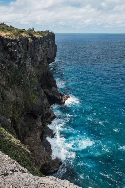 Sahildeki uçurumun manzarası 