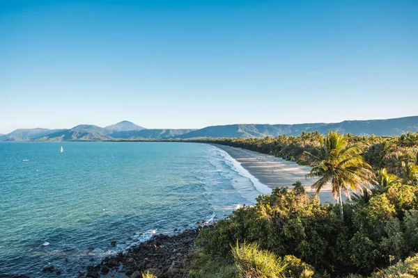 Vista Aérea Praia Cercada Por Montanhas Árvores Austrália — Fotografia de Stock