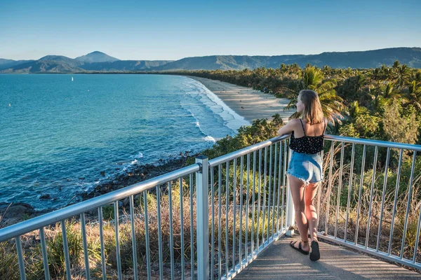 Belle Jeune Femme Bord Mer Pendant Les Vacances — Photo