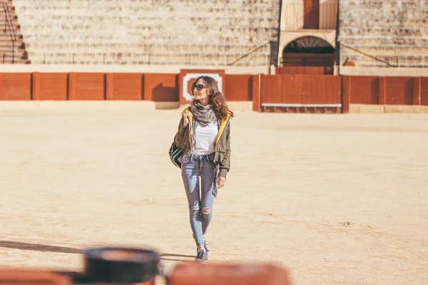 Genç Güzel Kadın Boğa Ringde Mücadele Bir Çukuru Meereen Içinde — Stok fotoğraf