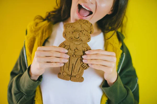 Young Woman Girl Trying Eat Speculaas Speculoos Cookie Zwarte Piet — Stock Photo, Image