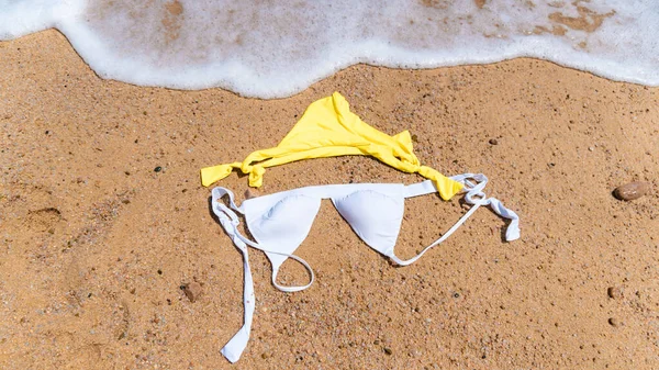 Biało Żółte Bikini Piasku Wypoczynek Koncepcja Plaży Nudystów — Zdjęcie stockowe