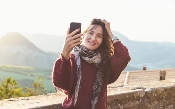 Νεαρή Χαμογελαστή Γυναίκα Κάνει Selfie Στο Smartphone Της Πάνω Από — Φωτογραφία Αρχείου