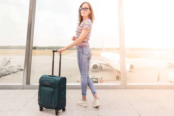 Una Joven Está Esperando Vuelo Sala Espera Aeropuerto Con Equipaje — Foto de Stock