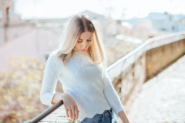 Mooi Blond Haar Meisje Zoek Naar Beneden Poseren Zonnige Italiaanse — Stockfoto