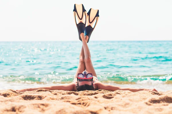 Młoda Kobieta Leżąca Plaży Rozciągająca Smukłe Nogi Masce Nurkowej Płetwach — Zdjęcie stockowe