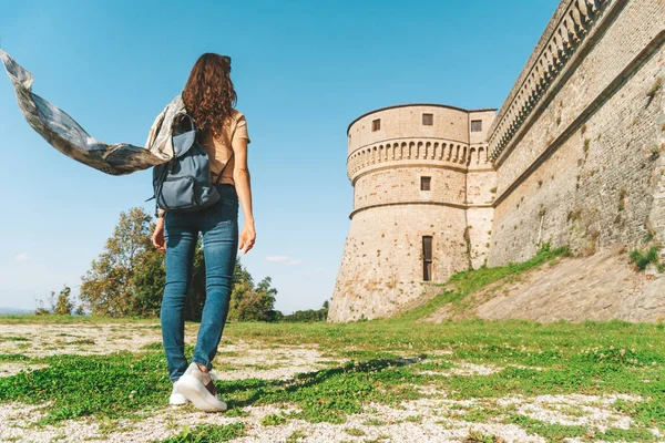 Veduta Posteriore Una Ragazza Alla Scoperta Del Castello Medievale Italia — Foto Stock