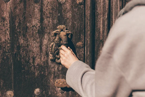 Женщина Стучится Старую Средневековую Дверь Женская Рука Помощью Дверного Молотка — стоковое фото